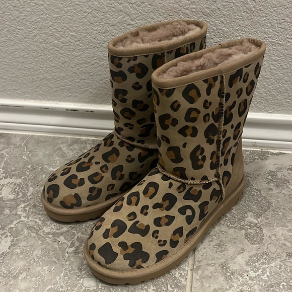 UGG Genuine Sheepskin Lined Leopard Print Boots, Size 7 New in Box - Picture 8 of 16